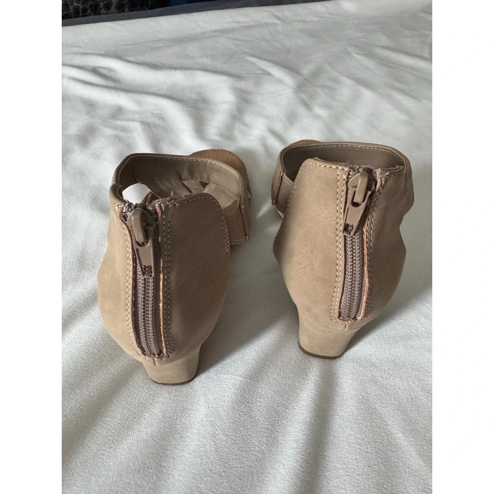 St. John's Bay Nude Suede Wedges Size 7.5,‎ EUC
